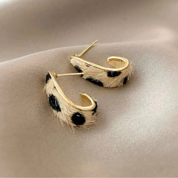 NWT Fuzzy Leopard Print Cuff Earrings - Picture 3 of 3